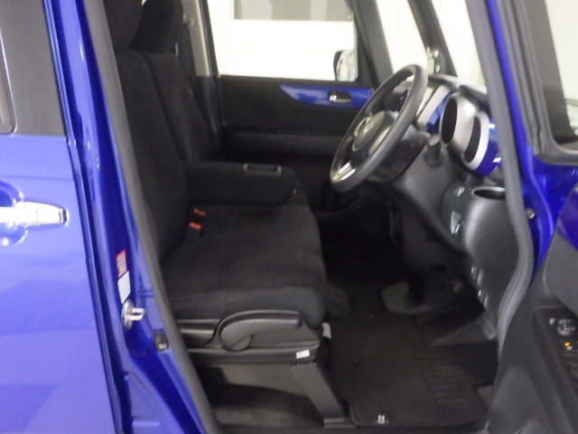 フロントシートはベンチシートタイプ♪　センターには格納式アームレストも付いています！！室内空間は広々で移動も楽々です♪狭い駐車空間など助手席ドアから出たい時にも大変便利ですよ♪