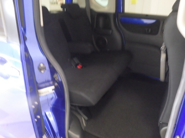 リアシートもゆったり快適に座っていただけますので、後部座席にお乗りの大切な方も楽しくドライブに参加していただけます。