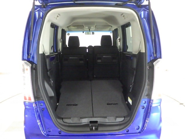 リアシートを倒せば広々荷室の出来上がり♪アレンジ次第でさまざまな荷物が積み込めますよ。