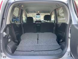 後部座席を倒せば荷物も入ります♪