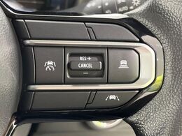 【アダプティブクルーズコントロール】高速道路での長距離走行が楽に！！自動で速度を保つクルーズコントロールが、衝突軽減システムと連携し、前方の車両を感知して車間を保つように速度調節してくれます！！