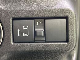 【両側スライドドア】駐車場で隣の車との間隔が狭く乗りにくい時、スライドドアなら安心！ドアオープン時も幅を取らず、開口部が広いので乗り降りがとっても簡単です。大きな荷物の出し入れも後席から可能♪