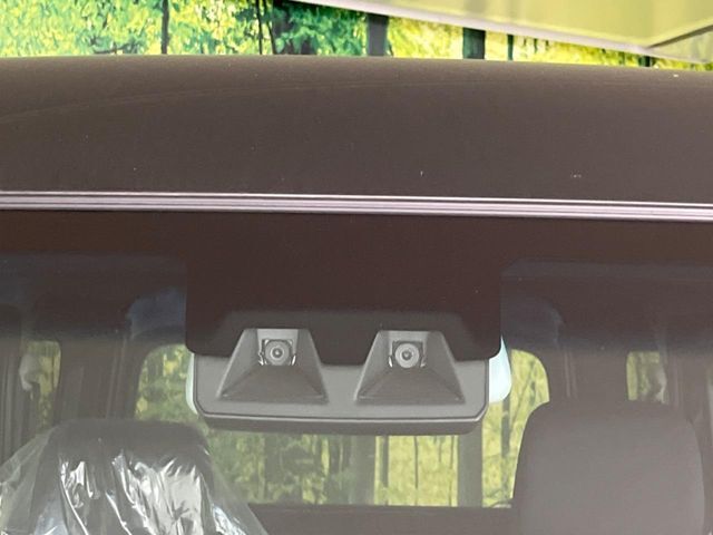 【スマートアシスト】走行中に前方の車両等を認識し、衝突しそうな時は警報とブレーキで衝突回避と被害軽減をアシスト。より安全にドライブをお楽しみいただけます。