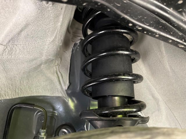 お車を安心してお乗りいただく為には、足回りの定期点検が欠かせません。サービスサポート（有償保証）では無料点検もご提供しており、安心のカーライフをお過ごしいただけるサポート体制が整っています。