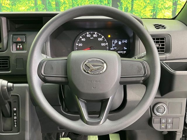 インテリアに合わせたデザインのステアリングは、運転される方のことも考え、運転しやすい形状、大きさです。是非一度、実際に触ってお確かめください。