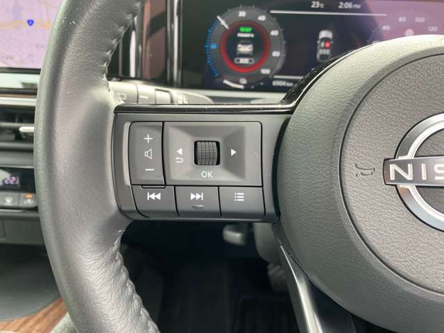左側には、オーディオ操作とメーター中央にあるドライブアシストディスプレィ用スイッチです。右側には、ハンズフリーON/OFF切り替えスイッチです。