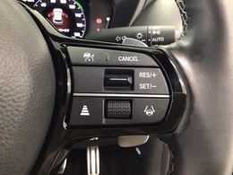 【アダプティブ・クルーズ・コントロール】予め設定した車速内でクルマが自動的に加減速。 前走車との適切な車間距離を維持しながら追従走行し、高速道路でのドライバーの疲労を軽減してくれる嬉しい機能付♪