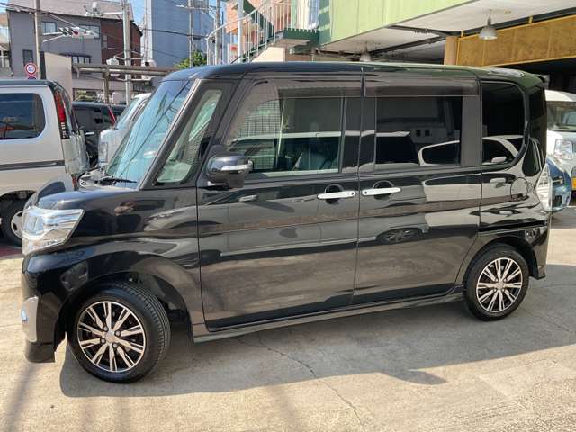 新しく入庫いたしました！当社自慢のお車です。横にこの車のセールスポイントを、写真と説明でアピールしてあります！まずはご覧になってください。いろんなところをチェックできますよ。