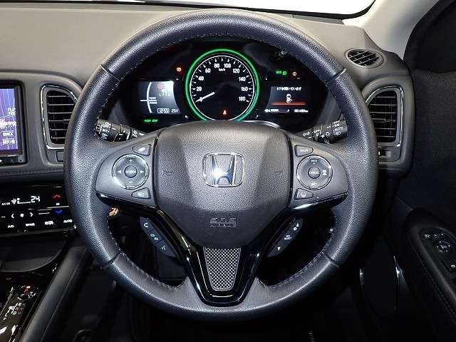 ハンドル左側にはオーディオ操作が出来るオーディオリモートコントロールスイッチ、右側にはHonda SENSINGとオートクルーズコントロールのスイッチを装備！