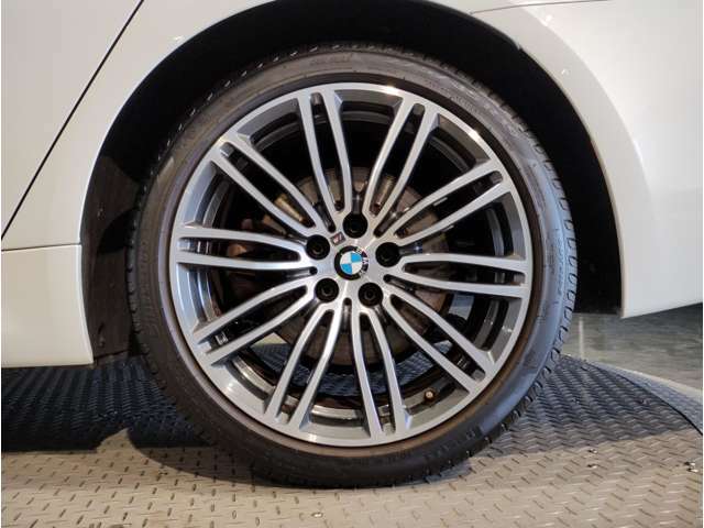 BMWの純正アロイホイールは軽量かつ強度にも優れているホイールで走行性能を引き上げる設計になっております。足元にもBMWは妥協がなくこだわっている個所になります。