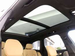 屋根一面まるごととも言える特大サイズのチルトアップ機構付電動パノラマ・ガラス・サンルーフ。晴天時はもちろん、雨天・曇天時にもシェードを開けることで常に開放的な車内空間を実現させてくれます。