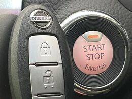 【インテリジェントキー】カバンやポケットに入れたままでもドアの施錠・解錠が可能なスマートキーを装備。エンジンのオン・オフ時もカギを取り出す必要が無いからとっても便利です♪