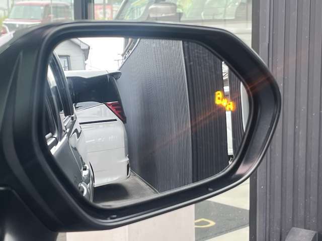 ブラインドスポットモニター付きなので隣車線の車が接近した際光お知らせしてくれます。