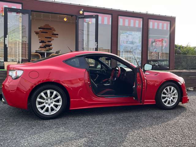 国の指定工場併設でアフターサービスも充実！点検・車検・お車のカスタマイズもサービススタッフまでご相談ください！経験と知識豊富なサービススタッフが親切・丁寧に対応いたします！