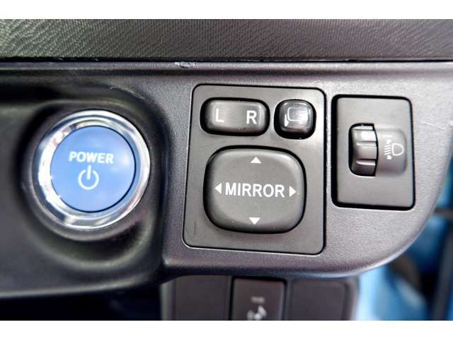 【　運転席右側操作部　】　(左から)エンジンスタートスイッチ・各種安全機能をOFFにできるスイッチ・ライト調節ダイアルです！
