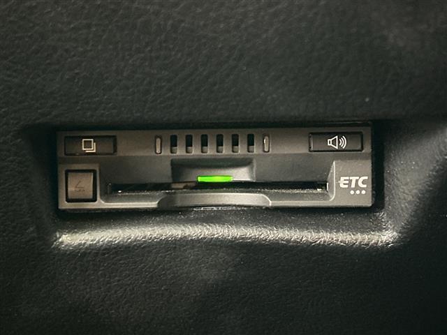 【ETC】有料道路を利用する際に料金所で停止することなく通過できる、ETC車載器（ノンストップ自動料金収受システム機器）が装備されています。セットアップを行うことで利用可能になります。