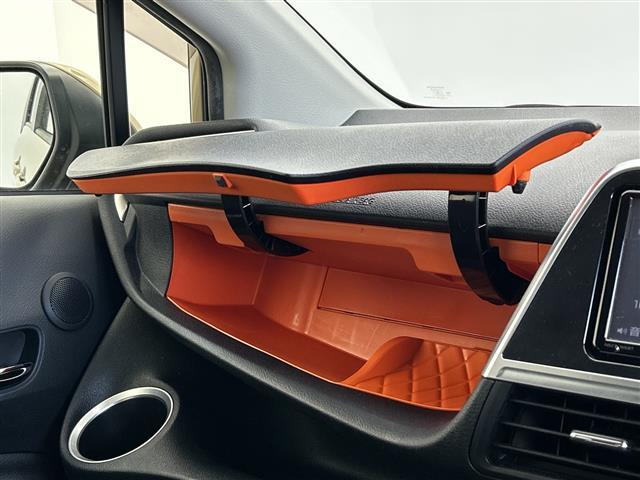 【グローブボックス】車検証ケースや、日頃使う小物類の収納に便利ですね！◆ご来店予約受付中！無料の来店予約は【来店予約をする】ボタンから！◆