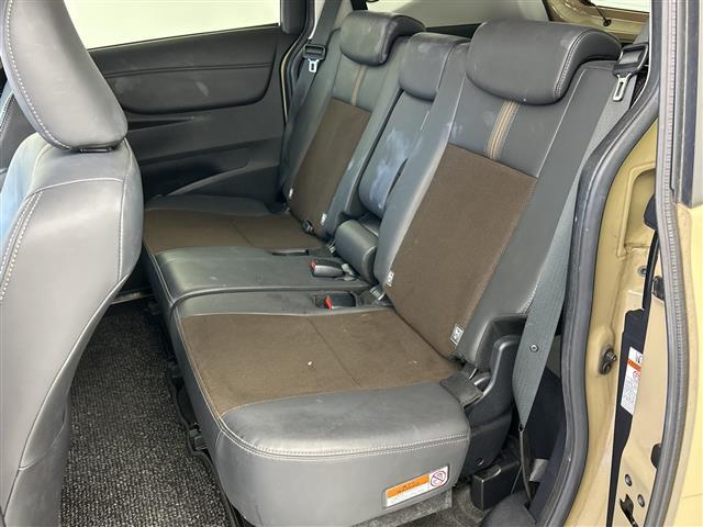 【後部座席】後席もゆったりドライブを楽しめます。ガリバーでご購入いただきましたら、内外装はプロこだわりのクリーニングで清潔なおクルマでご納車させていただきます！店舗での現車確認も承っています！