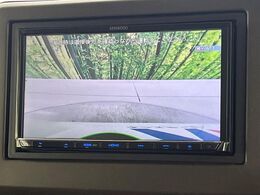 【バックカメラ】駐車時に後方がリアルタイム映像で確認できます。大型商業施設や立体駐車場での駐車時や、夜間のバック時に大活躍！運転スキルに関わらず、今や必須となった装備のひとつです！