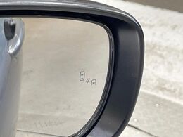 【ブラインドスポットモニター】走行中、ドアミラーの死角になりやすい箇所に後続車が接近するとサイドミラー付近に警告を表示、ドライバーに注意喚起をしてくれます。