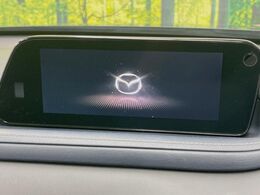 【8.8インチマツダコネクト】車内の雰囲気にマッチした大型のディスプレイ。スマホ接続でのナビ使用やBluetooth再生等、様々な機能が楽しめます。直感的なダイヤル操作が可能で、使い勝手も良好です。