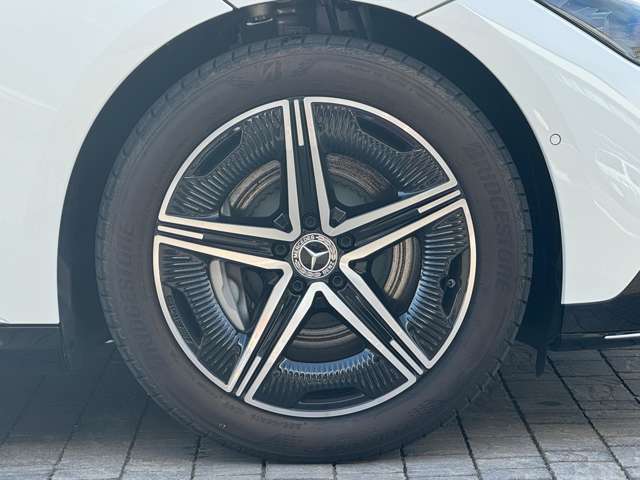 輸入車ならではの高性能ホイールを装備。しつこい鉄粉や錆に高い効果を発揮する「ホイールコーティング」の施工も受付中！お気軽に担当営業までご相談ください。