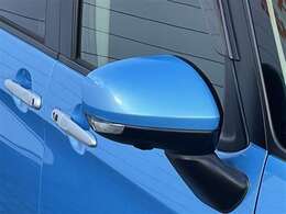 対向車や歩行者が認識しやすいサイドターンランプ付カラードドアミラー