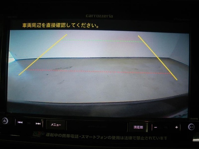 バックモニター付き。車両後方の映像がナビ画面に表示されるので、車庫入れが苦手な人も安心です。ただし、目視確認もお忘れなくお願いいたします。