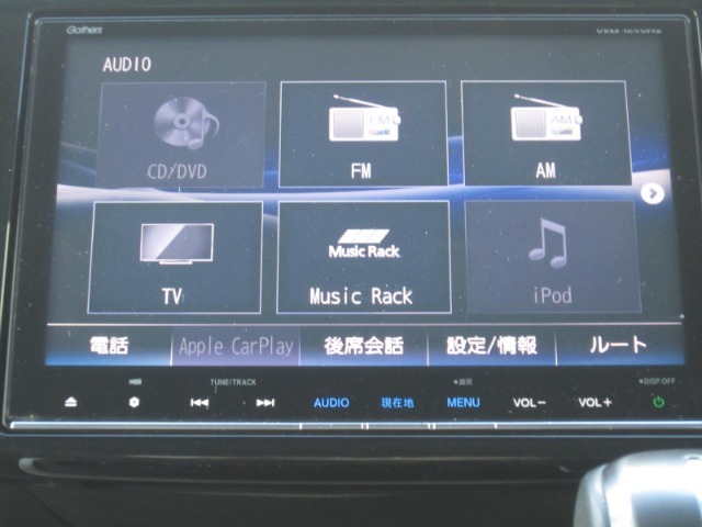 【バックカメラ】駐車時に後方がリアルタイム映像で確認できます。大型商業施設や立体駐車場での駐車時や、夜間のバック時に大活躍！運転スキルに関わらず、今や必須となった装備のひとつです！