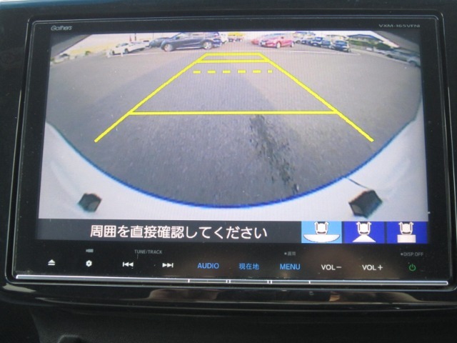 【バックカメラ】駐車時に後方がリアルタイム映像で確認できます。大型商業施設や立体駐車場での駐車時や、夜間のバック時に大活躍！運転スキルに関わらず、今や必須となった装備のひとつです！