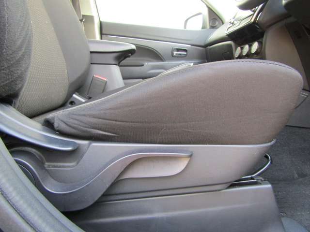 運転席シートは自分に合ったポジションに調整ができます。