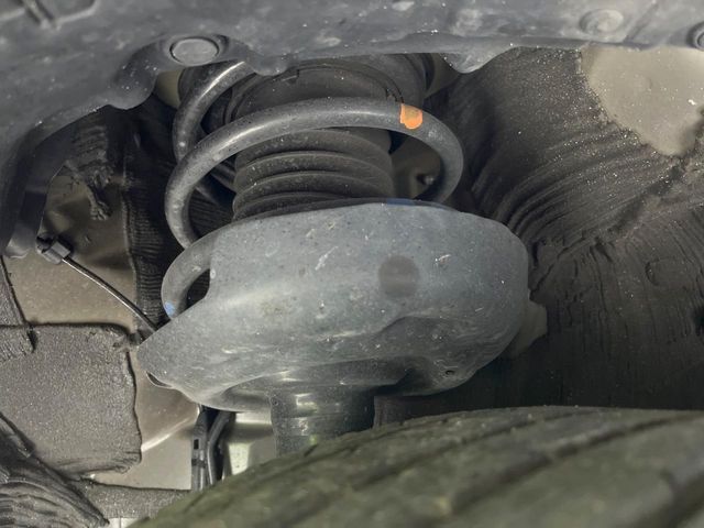 お車を安心してお乗りいただく為には、足回りの定期点検が欠かせません。サービスサポート（有償保証）では無料点検もご提供しており、安心のカーライフをお過ごしいただけるサポート体制が整っています。