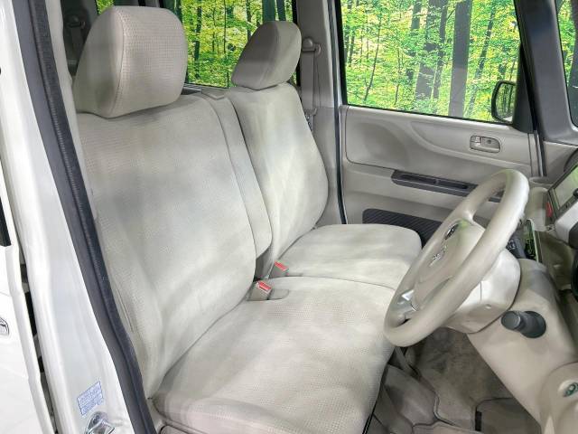 運転席まわりには十分なスペースがあり、大柄な方でもゆったり運転していただける環境です。