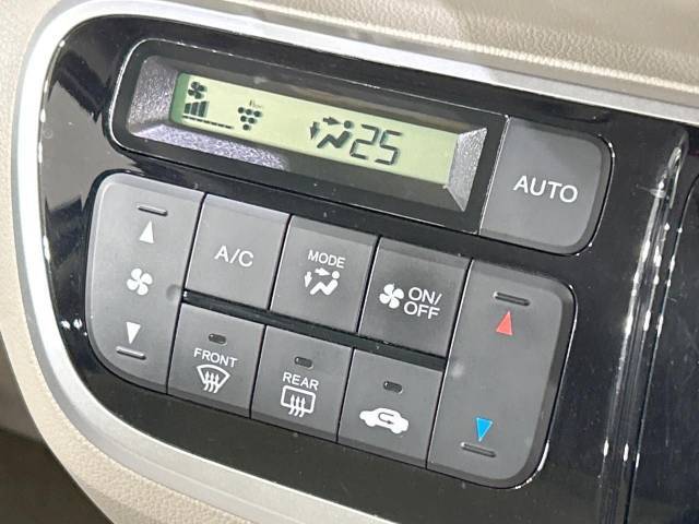 【オートエアコン】一度お好みの温度に設定すれば、車内の温度を検知し風量や温度を自動で調整。暑い…寒い…と何度もスイッチ操作をする必要はありません。快適な車内空間には必須の機能ですね♪