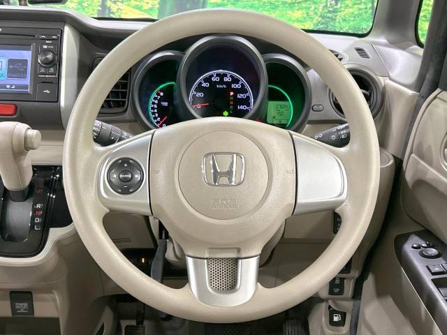 インテリアに合わせたデザインのステアリングは、運転される方のことも考え、運転しやすい形状、大きさです。是非一度、実際に触ってお確かめください。