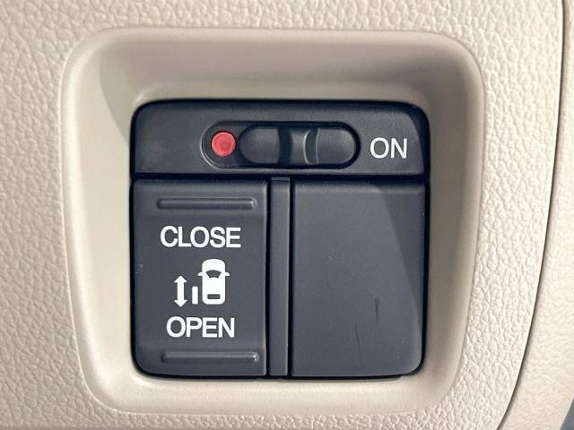 【パワースライドドア】スマートキーや運転席のスイッチでスライドドアの開閉が可能♪電動だから力を入れてドアを開ける必要が無く、小さいお子様でも、重い荷物を持っている時もラクに開け閉めできます♪