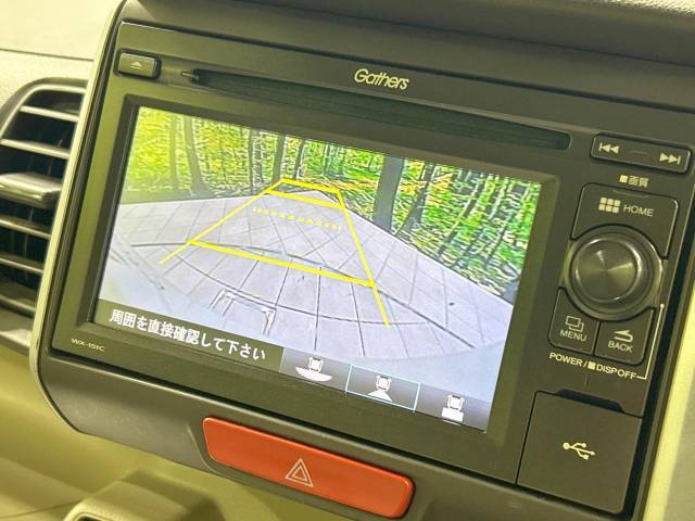 【バックカメラ】駐車時に後方がリアルタイム映像で確認できます。大型商業施設や立体駐車場での駐車時や、夜間のバック時に大活躍！運転スキルに関わらず、今や必須となった装備のひとつです！