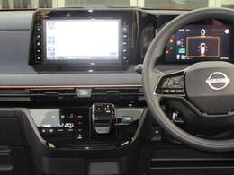 すっきりした運転席周りにはナビやエアコンの操作パネルを設置しておりますので、お一人での運転でもご安心できます。