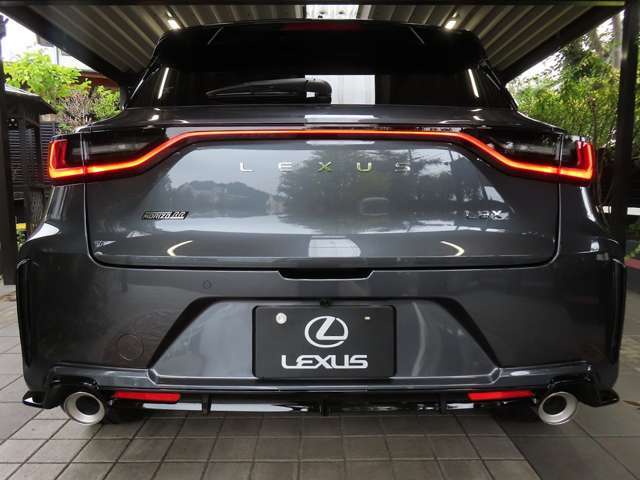 ■リヤデザイン：新たに中央に配置されたブランドマークは、従来のL字ロゴマークから、新たなLEXUSロゴに刷新して、次世代LEXUSの幕開けを象徴しています。 ■フルLEDリアテールランプユニット ■リアワイパー付き
