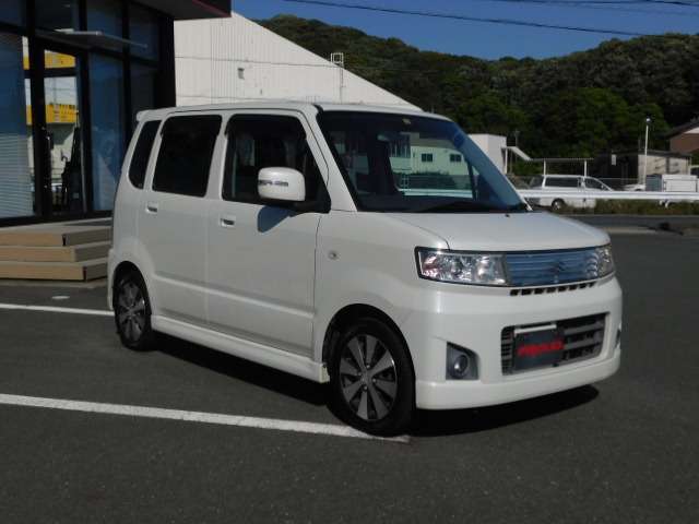プラウドでは20代、30代のスタッフが元気よく対応させていただきます！「どんな車両があるのか見に来た」「ちょっと現車を見てみたい」などお気軽にご来店、ご相談ください♪