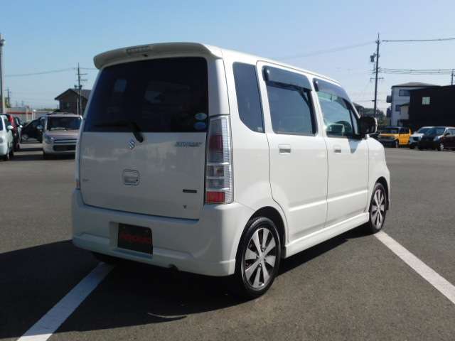 車両入庫チェックではエンジン・機関系をはじめ、電装装備、内装など100項目以上のチェックをしています。試乗も行なっていますのでご安心下さい。