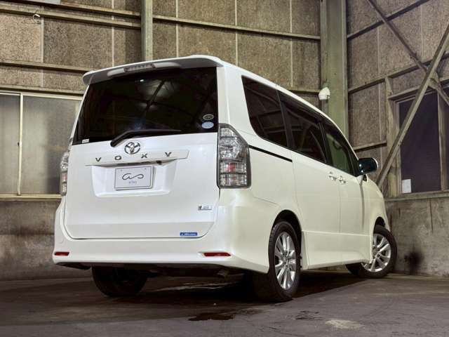 ★ミニバンという性格上、中古車で流通する個体は、例え距離が少なくても、お子様が乗られたことで、シートのダメージや匂いなどが残りやすく、内装にダメージを抱えた中古車が多く流通しています★