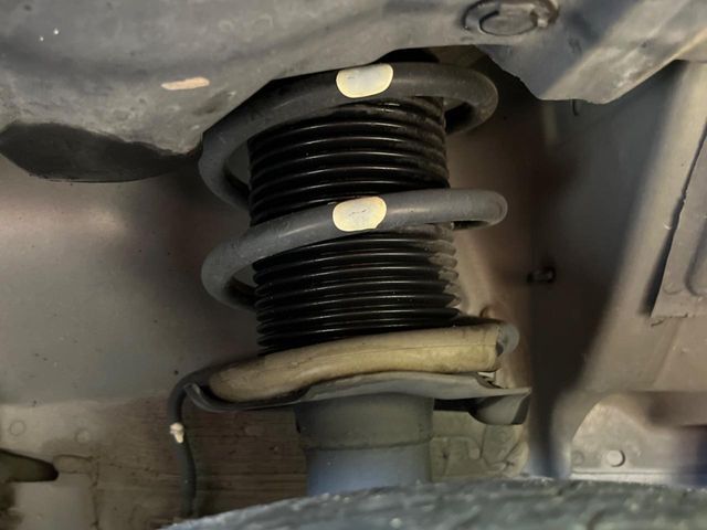 お車を安心してお乗りいただく為には、足回りの定期点検が欠かせません。サービスサポート（有償保証）では無料点検もご提供しており、安心のカーライフをお過ごしいただけるサポート体制が整っています。