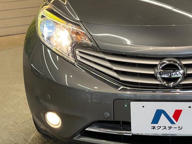 【LEDヘッドライト】悪天候や夜間走行時も良好な視界を確保し安心して運転できる高輝度LEDヘッドライトを装備！点灯速度が早く、消費電力も抑えられています。