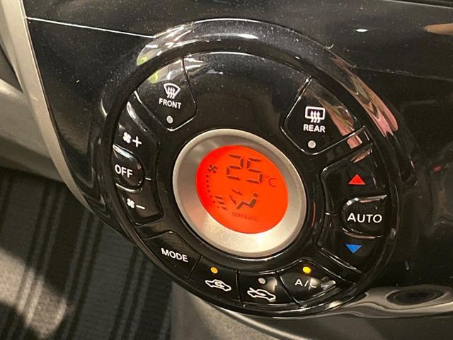 【オートエアコン】一度お好みの温度に設定すれば、車内の温度を検知し風量や温度を自動で調整。暑い…寒い…と何度もスイッチ操作をする必要はありません。快適な車内空間には必須の機能ですね♪