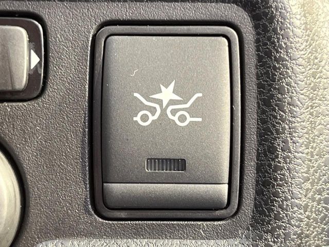 【エマージェンシーブレーキ】走行中に前方の車両等を認識し、衝突しそうな時は警報とブレーキで衝突回避と被害軽減をアシスト。より安全にドライブをお楽しみいただけます。