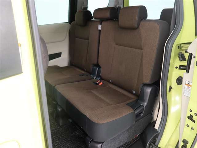 ゆとりある広々とした車内空間は、ドライブを始め買い物やレジャーなど、幅広く活躍します。一人でもみんなとでもお出かけを楽しみましょう！