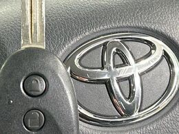 【キーレス】少し離れた場所からでもボタン一つでドアの開錠・施錠ができるのでとっても便利！ドアの鍵穴周りに傷をつけることもありません♪