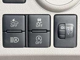 【スマートアシスト】走行中に前方の車両等を認識し、衝突しそうな時は警報とブレーキで衝突回避と被害軽減をアシスト。より安全にドライブをお楽しみいただけます。