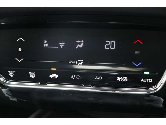 プラズマクラスター技術搭載フルオートエアコンを装備。車内の温度設定だけでなく空気清浄や脱臭などの効果を発揮して車内は快適空間♪